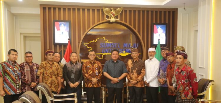 Gubernur Sumsel Herman Deru saat menerima Panitia Pelaksana Upacara Piodala Pura Agung Sriwijaya dan Dharma Santi Hari Raya Nyepi Tahun Baru Saka 1945 Tahun 2023 di Ruang Tamu Gubernur, Jumat (17/3)