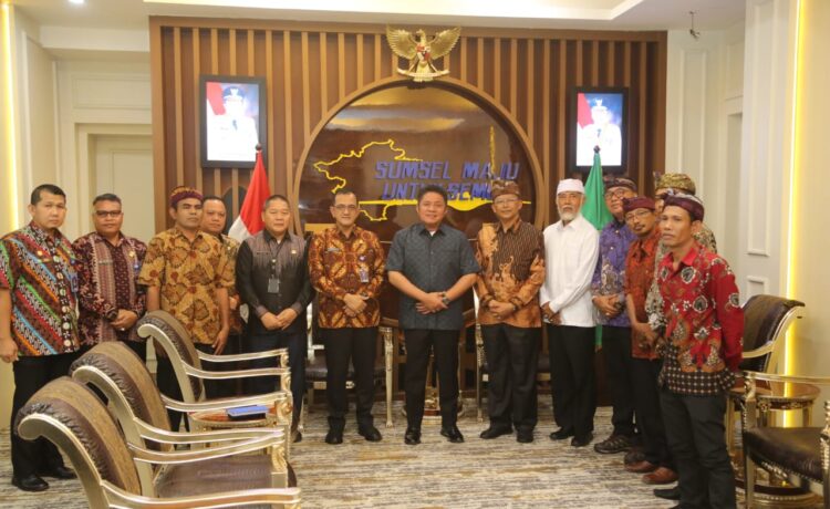 Gubernur Sumsel Herman Deru saat menerima Panitia Pelaksana Upacara Piodala Pura Agung Sriwijaya dan Dharma Santi Hari Raya Nyepi Tahun Baru Saka 1945 Tahun 2023 di Ruang Tamu Gubernur, Jumat (17/3)
