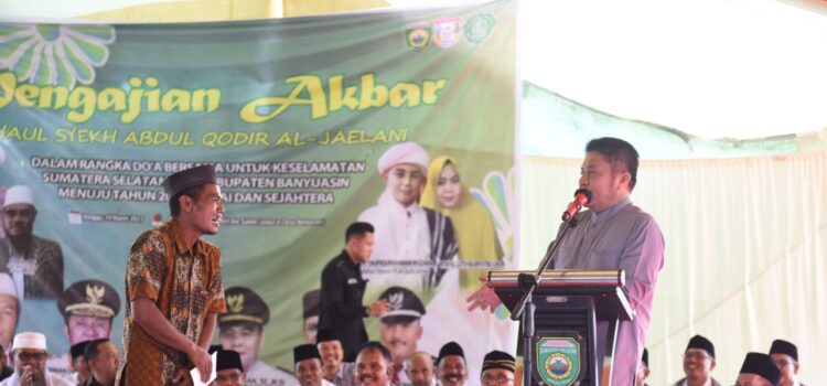 Gubernur Sumsel H Herman Deru meninjau langsung masyarakat yang ada di Desa Bintaran Jalur 8 Kecamatan Air Saleh Kabupaten Banyuasin