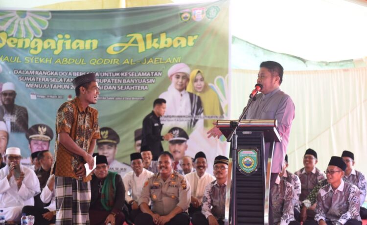 Gubernur Sumsel H Herman Deru meninjau langsung masyarakat yang ada di Desa Bintaran Jalur 8 Kecamatan Air Saleh Kabupaten Banyuasin