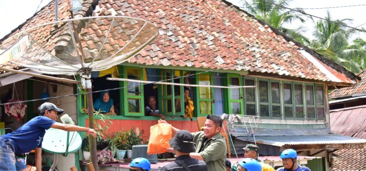 Gubernur Sumsel Herman Deru, Selasa (14/3)  pagi saat mengunjungi korban terdampak banjir di Kecamatan Muara Kelingi, Musi Rawas