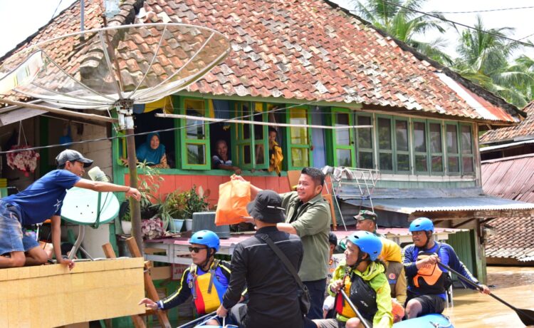 Gubernur Sumsel Herman Deru, Selasa (14/3)  pagi saat mengunjungi korban terdampak banjir di Kecamatan Muara Kelingi, Musi Rawas