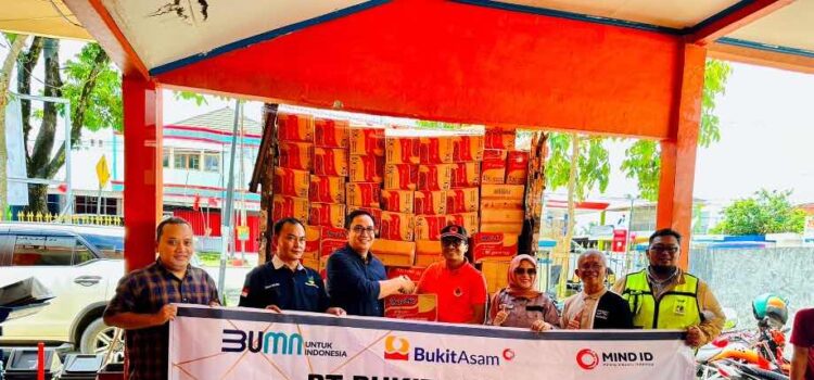 Vice President Sustainability PTBA Hartono dan tim PTBA saat mmeberikan bantuan bagi korban banjir bandang Lahat