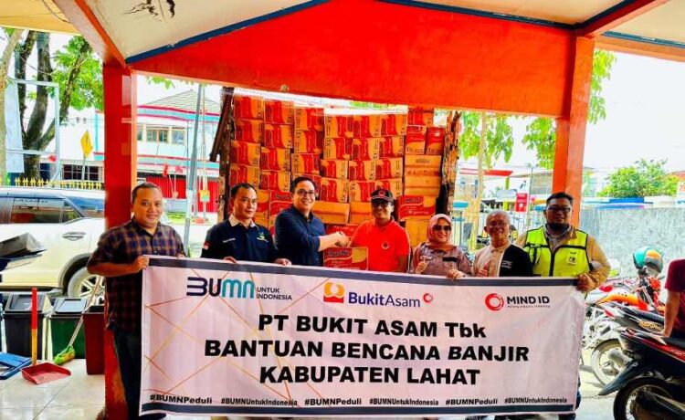 Vice President Sustainability PTBA Hartono dan tim PTBA saat mmeberikan bantuan bagi korban banjir bandang Lahat