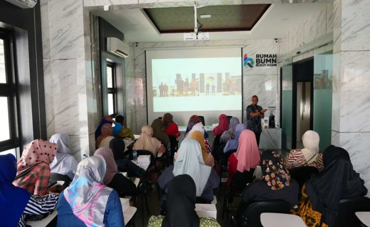 Rumah BUMN Bukit Asam Muara Enim menggelar Leadership Training dan Motivasi untuk 38 orang dari 12 kelompok SIBA Batik Kujur.