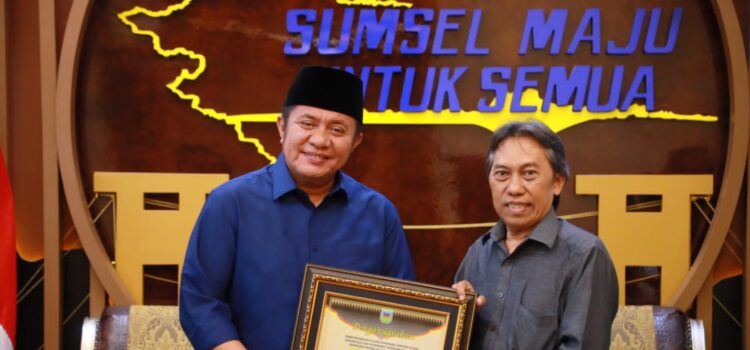 Gubernur Sumsel H Herman Deru mendapatkan gelar adat Sangsako