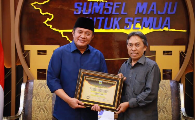 Gubernur Sumsel H Herman Deru mendapatkan gelar adat Sangsako