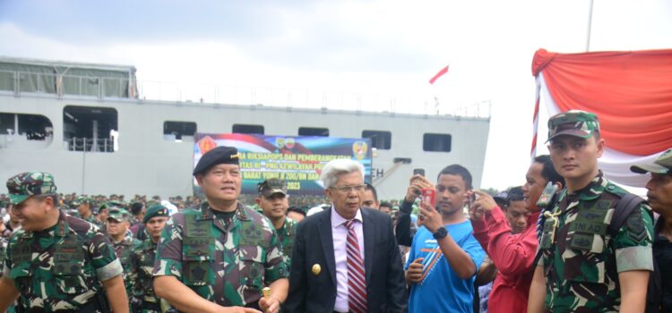 Wagub Mawardi Yahya mendampingi Panglima TNI Laksamana TNI H. Yudo Margono melepas Pemberangkatan Satgas Yonif Raider 200/BN dan Yonif 133/YS Tahun 2023 dalam rangka Operasi Pamtas RI-PNG ke Wilayah Provinsi Papua dan Papua Barat