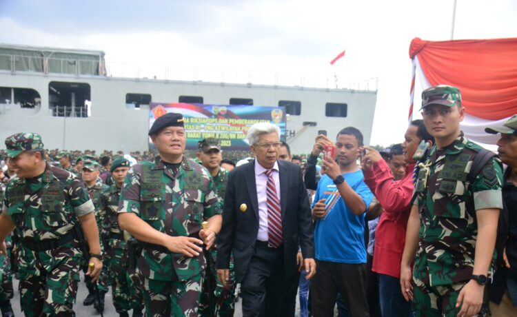 Wagub Mawardi Yahya mendampingi Panglima TNI Laksamana TNI H. Yudo Margono melepas Pemberangkatan Satgas Yonif Raider 200/BN dan Yonif 133/YS Tahun 2023 dalam rangka Operasi Pamtas RI-PNG ke Wilayah Provinsi Papua dan Papua Barat