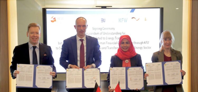 Penandatanganan MoU tersebut yakni Direktur Keuangan PLN Sinthya Roesly, Chief Financial Officer (CFO)  KfW Group Bernd Loewen, Chief Risk Officer (CRO) KfW Group Dr. Stefan Peiß, dan Duta  Besar Jerman untuk Indonesia Ina Lepel