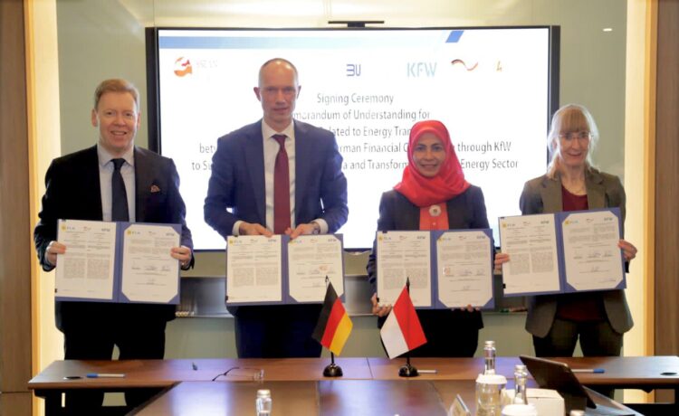 Penandatanganan MoU tersebut yakni Direktur Keuangan PLN Sinthya Roesly, Chief Financial Officer (CFO)  KfW Group Bernd Loewen, Chief Risk Officer (CRO) KfW Group Dr. Stefan Peiß, dan Duta  Besar Jerman untuk Indonesia Ina Lepel