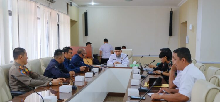 Asisten  Pemerintahan dan Kesra Setda Muba H Yudi Herzandi SH MH saat menyambut audiensi pihak PT Bukit Asam di ruang rapat Randik, Rabu (01/03/2023)