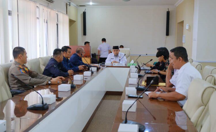 Asisten  Pemerintahan dan Kesra Setda Muba H Yudi Herzandi SH MH saat menyambut audiensi pihak PT Bukit Asam di ruang rapat Randik, Rabu (01/03/2023)