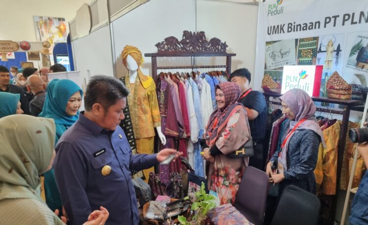 Gubernur Sumsel H Herman Deru saat melihat stand pameran UMKM binaan PLN UID S2JB pada Pameran Dekranasda, Rabu (8/3/2023) di Hotel Aryaduta Palembang