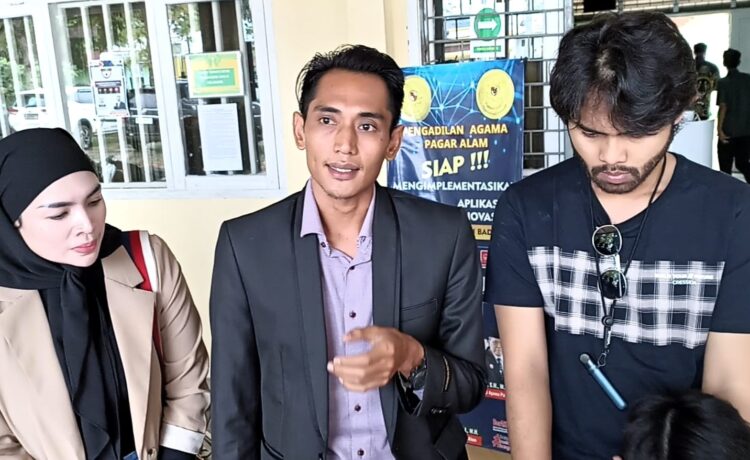 Muhammad Rahul Al Jimzz Bin Jimmi bersama kuasa hukumnya Aditra M SH