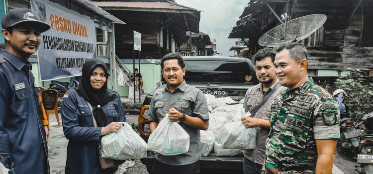 Bomba Grup bergerak memberikan bantuan kepada warga yang terdampak bencana banjir bandang dan tanah longsor di Lahat, Sumatera Selatan, Jumat (10/3)