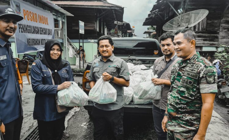 Bomba Grup bergerak memberikan bantuan kepada warga yang terdampak bencana banjir bandang dan tanah longsor di Lahat, Sumatera Selatan, Jumat (10/3)