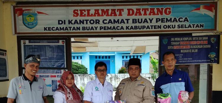 Pengurus SMSI Kabupaten OKU Selatan saat memberikan bantuan kepada korban terdampak banjir di Desa Sidorahayu, Belitang