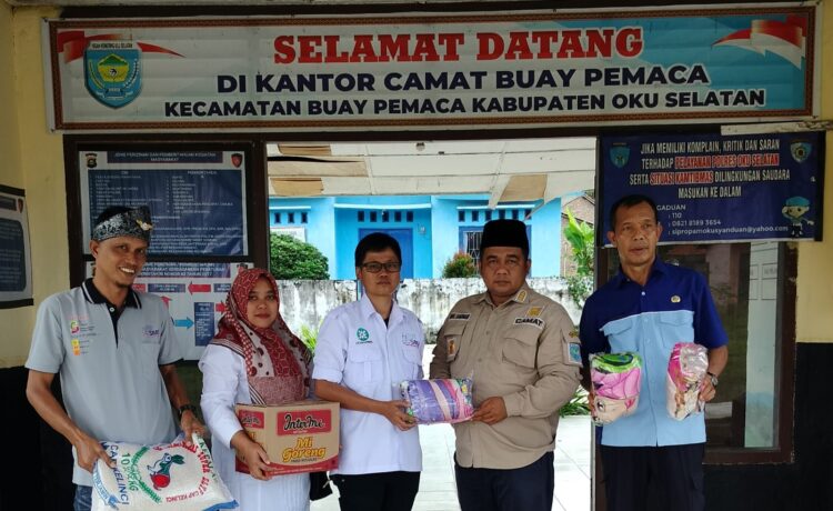 Pengurus SMSI Kabupaten OKU Selatan saat memberikan bantuan kepada korban terdampak banjir di Desa Sidorahayu, Belitang