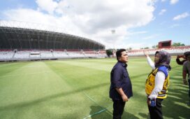 Ketua Panitia Penyelenggara FIFA U-20 World Cup 2023 (LOC), Erick Thohir saat meninjau Stadion Jakabaring Palembang