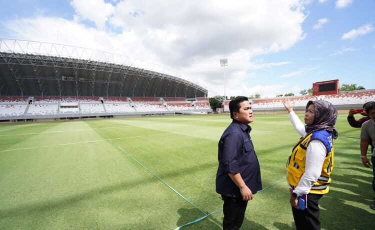 Ketua Panitia Penyelenggara FIFA U-20 World Cup 2023 (LOC), Erick Thohir saat meninjau Stadion Jakabaring Palembang