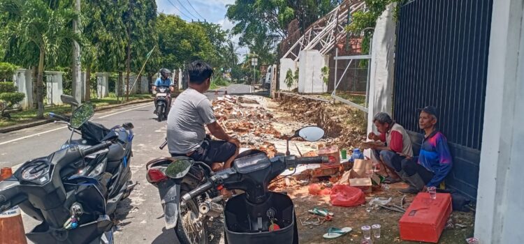 Kondisi pagar rumah dinas Wawako Prabumulih akibat hujan deras disertai angin kencang