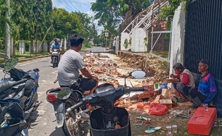 Kondisi pagar rumah dinas Wawako Prabumulih akibat hujan deras disertai angin kencang