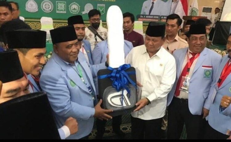 Badan Komunikasi Pemuda Remaja Masjid Indonesia (BKPRMI) menganugerahi Menteri Pertahanan (Menhan) Prabowo Subianto Tokoh Peduli Santri TK TPA Al Quran BKPRMI 2023