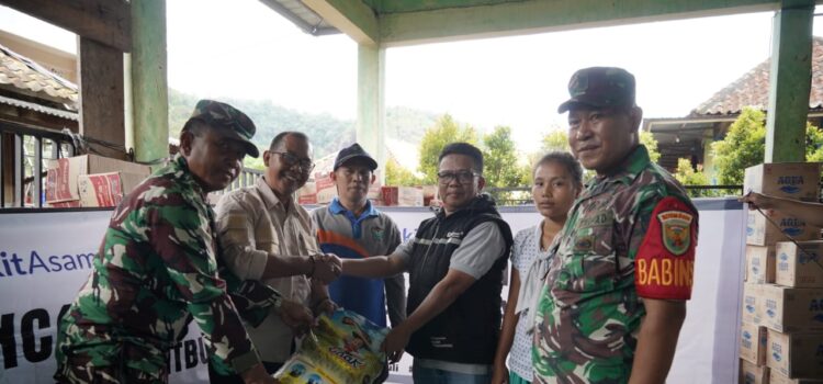 Tim ERG Bukit Asam saat memberikan bantuan bagi warga terdampak banjir di Muara Enim
