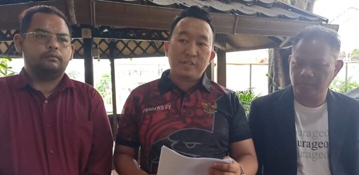 Pengacara dari kantor Hukum BOW & Partners tim Prabowo Febriyanto SH MH, Syarqowie SH, Andreas Andi Aritonang SH MH saat menggelar keterangan pers, Kamis (16/3/2023) siang