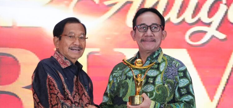 Direktur Utama PT Bukit Asam Tbk (PTBA) Arsal Ismail memperoleh penghargaan The Best CEO Perusahaan BUMN & Anak Perusahaan BUMN Tbk kategori CEO Strategic Orientation dalam ajang Anugerah BUMN 2023