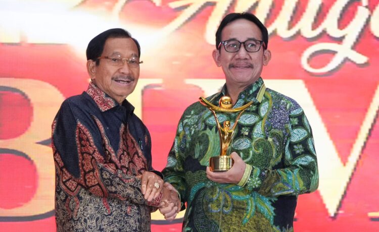 Direktur Utama PT Bukit Asam Tbk (PTBA) Arsal Ismail memperoleh penghargaan The Best CEO Perusahaan BUMN & Anak Perusahaan BUMN Tbk kategori CEO Strategic Orientation dalam ajang Anugerah BUMN 2023