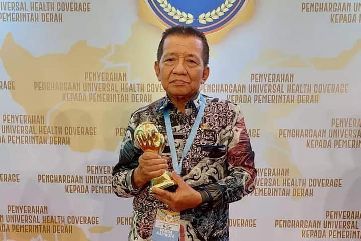 Wakil Bupati Kabupaten Penukal Abab Lematang Ilir Drs H Soemarjono saat menerima penghargaan Universal Health Coverage