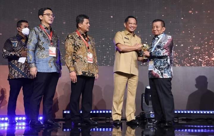 Wakil Bupati Kabupaten Penukal Abab Lematang Ilir Drs H Soemarjono saat menerima penghargaan Universal Health Coverage
