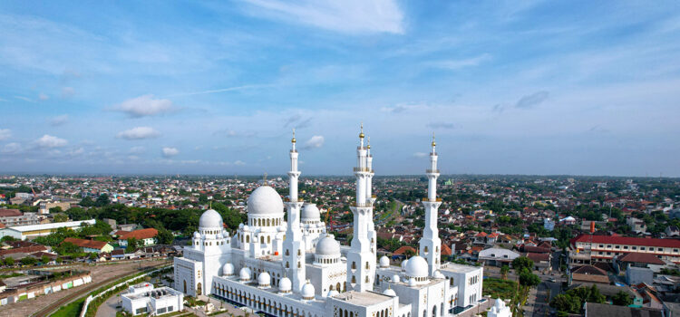 Keindahan bangunan Masjid Sheikh Zayed di Kota Solo (Shutterstock)