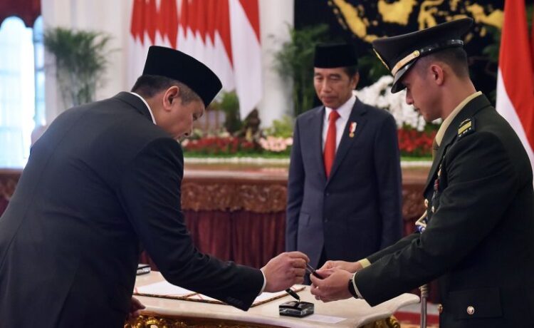 Presiden Jokowi lantik Kepala BNPT Komjen Rycko Amelza, di Istana Negara, Jakarta, Senin (03/04/2023). (Foto: Humas Setkab)
