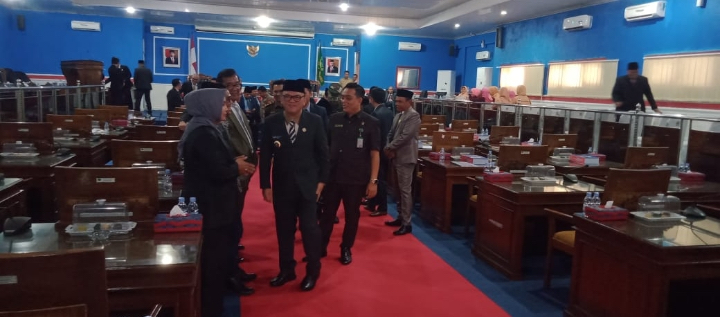 Bupati Empat Lawang H Joncik Muhammad saat menghadiri rapat paripurna DPRD Kabupaten Empat Lawang, Senin (6/3/2023)