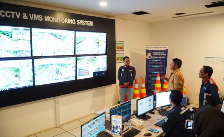 Gubernur Sumsel H. Herman Deru melakukan peninjauan perbaikan Jalan Tol Palembang-Kayuagung, Minggu (2/4) siang