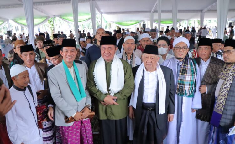 Gubernur Sumsel Herman Deru usai Salat Idulfitri  berjemaah di Masjid Agung Sultan Mahmud Badaruddin Joyo Wikromo Palembang, Sabtu (22/4)