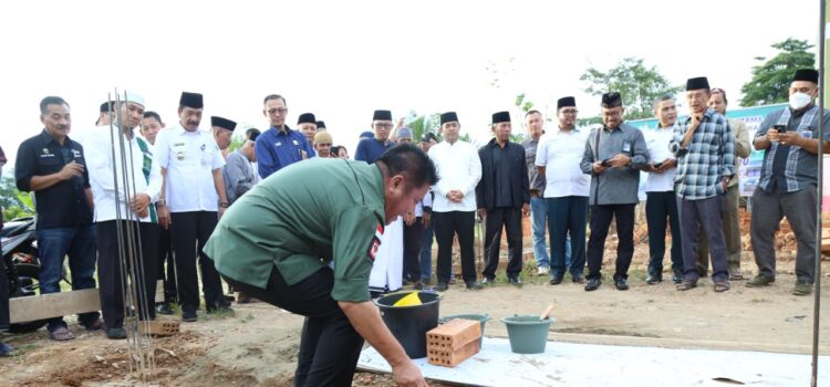 Gubernur Sumsel H Herman Deru juga  melakukan peletakan batu pertama tanda dimulainya  pembangunan perluasan Masjid Darul Fallah Talang Jambe