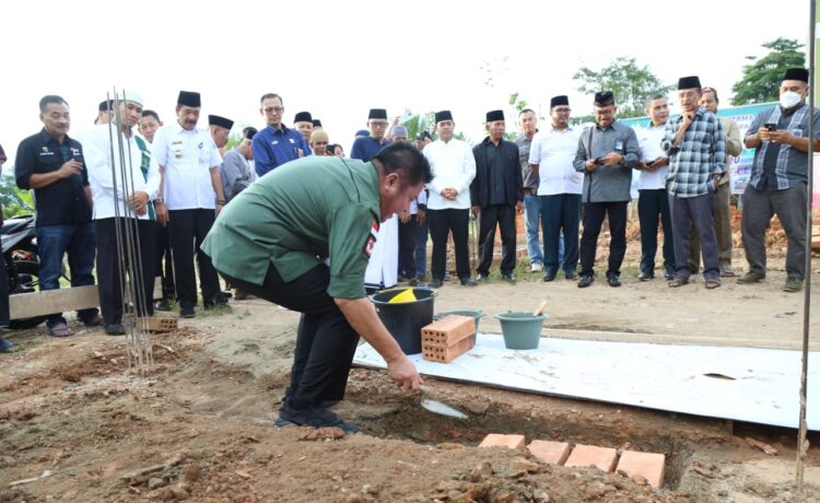 Gubernur Sumsel H Herman Deru juga  melakukan peletakan batu pertama tanda dimulainya  pembangunan perluasan Masjid Darul Fallah Talang Jambe