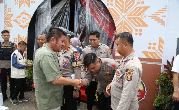 Gubernur Sumsel Herman Deru saat meninjau posko lebaran, Jumat (21/4/2023)