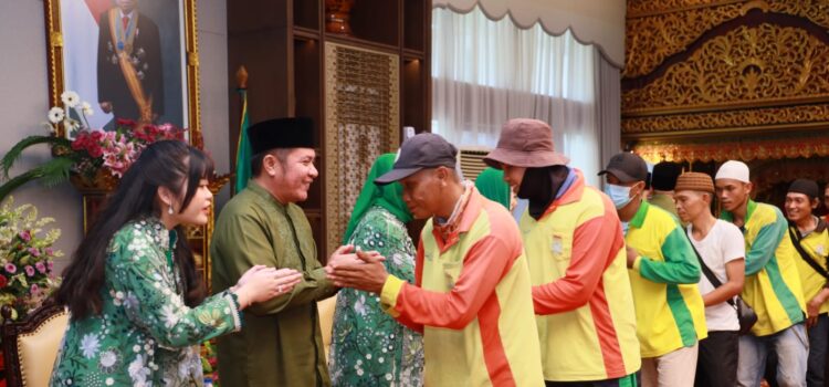 Gubernur Sumsel H. Herman Deru dan Ketua TP PKK Provinsi Sumsel Hj. Feby Deru beserta keluarga besarnya menggelar halal bihalal pada Hari Raya Idul Fitri 1 Syawal 1444 Hijriah di Griya Agung, Sabtu (22/4) pagi.