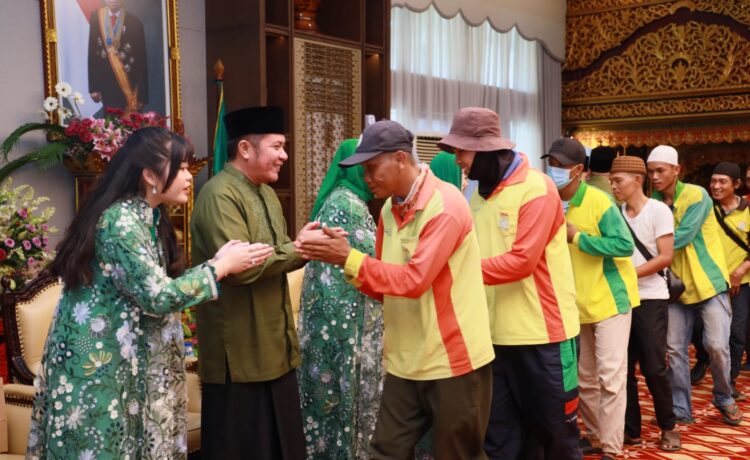 Gubernur Sumsel H. Herman Deru dan Ketua TP PKK Provinsi Sumsel Hj. Feby Deru beserta keluarga besarnya menggelar halal bihalal pada Hari Raya Idul Fitri 1 Syawal 1444 Hijriah di Griya Agung, Sabtu (22/4) pagi.