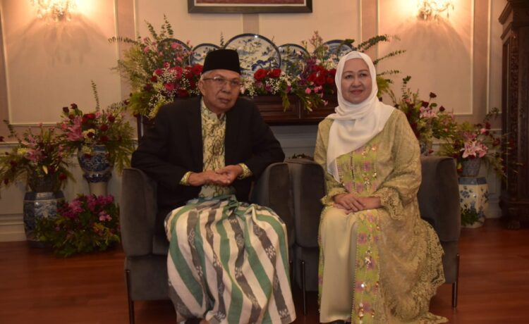 Wakil Gubernur Sumsel H Mawardi Yahya dan istri saat open house Idulfitri 1444 H, Sabtu (23/4/2023)