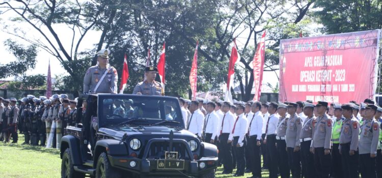 Kapolda Sumsel Irjen Pol A Rachmad Wibowo saat apel gelar pasukan Operasi Ketupat 2023, di lapangan Stadion Pakri