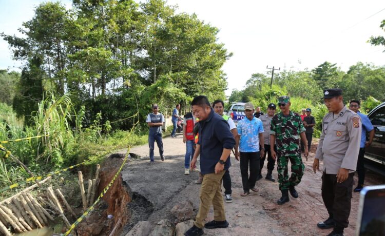 H Herman Deru, Sabtu (1/4) siang meninjau lokasi jalan provinsi yang amblas di Desa Kuang Anyar Kecamatan Muara Kuang Ogan Ilir.