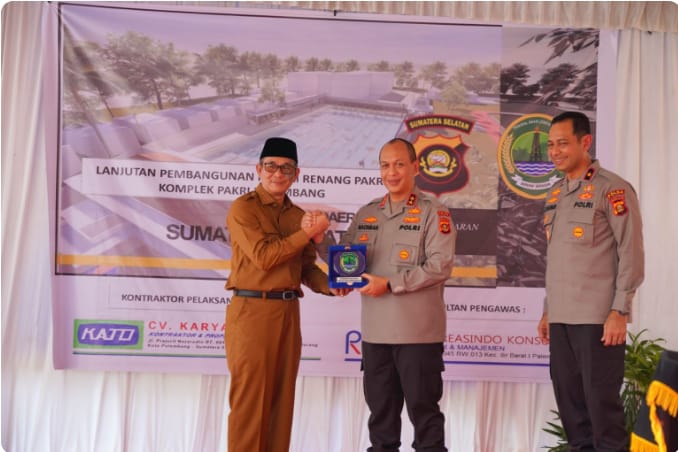 Bupati PALI Dr Ir H Heri Amalindo MM didampingi Kapolda Sumsel Irjen Pol A Rachmad Wibowo SIK menggelar peletakan batu pertama pembangunan kolam renang Pakri
