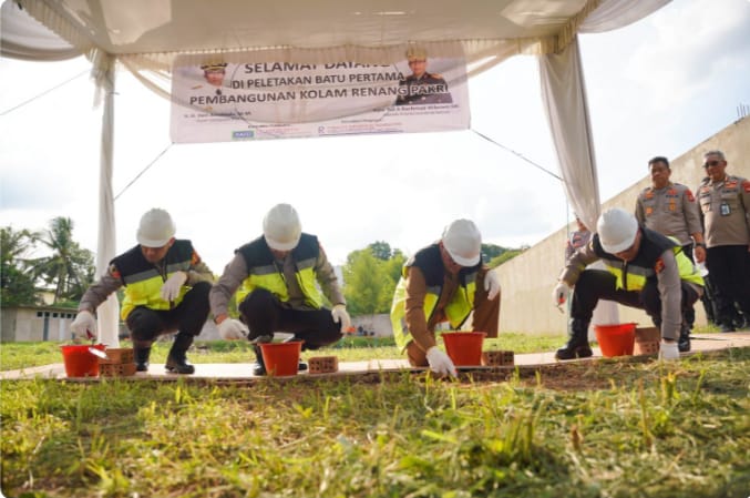 Bupati PALI Dr Ir H Heri Amalindo MM bersama Kapolda Sumsel Irjen Pol A Rachmad Wibowo SIK saat peletakan batu pertama pembangunan kolam renang di Komplek Pakri Palembang
