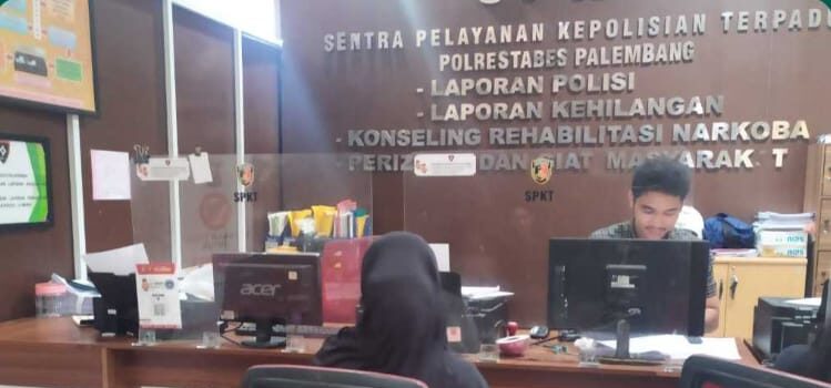 AIS saat membuat laporan di SPKT Polrestabes Palembang